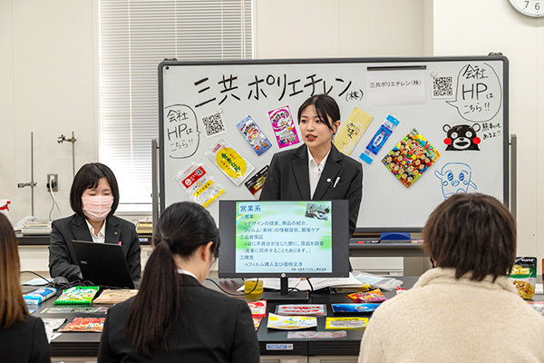 三共ポリエチレン（株）の谷本花菜さん（真ん中）は、実験の経験が多い食品生命科学科の学生に即戦力として活躍を期待すると話す