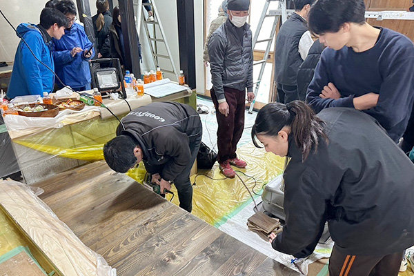 授業でも学んだ木材加工はお手の物。現場で力を発揮しました