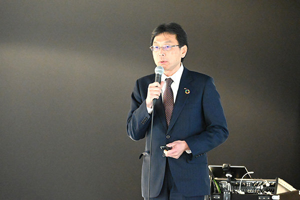 長坂学長は「予測困難な時代を切り拓く未来志向人材の育成には、学科を超えた学習や学部を超えた交流、連携が欠かせない」と大学改組とnexus for.に期待する思いを熱弁した