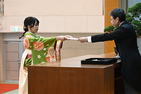 生命学部を代表して卒業証書を受け取る中山さん（福岡県立八女高等学校出身／福岡県）