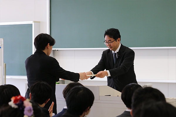 地球環境学科では、一人ひとりに卒業証書を手渡した