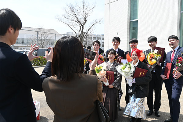 後輩から花束を贈るのは建築デザイン学科杉田ゼミの伝統