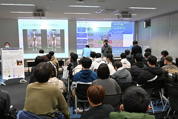 学部紹介では、各学部長が学部の学びをわかりやすく解説。会場に入りきらないほど大勢の人が訪れた