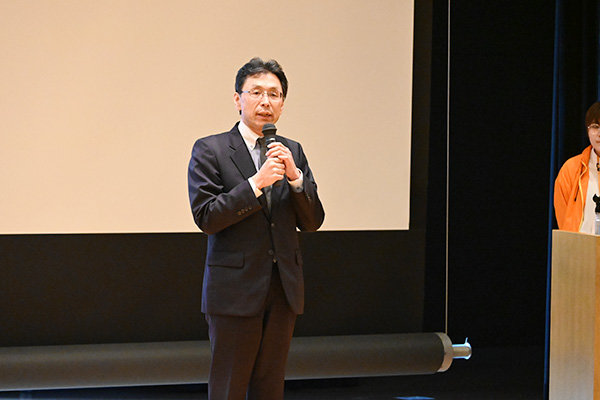 「大学では多くの経験と挑戦を」と長坂学長。「学科を超えた活動で、力をつけてほしい」と呼びかけた