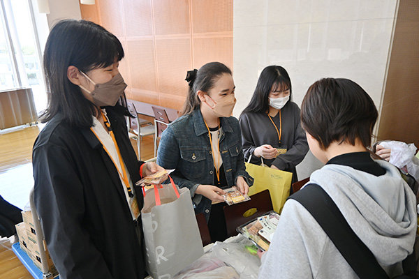 マルシェ・メニュー開発プロジェクトのメンバーが大学構内にある畑で育てた小豆を使ったパンケーキを用意