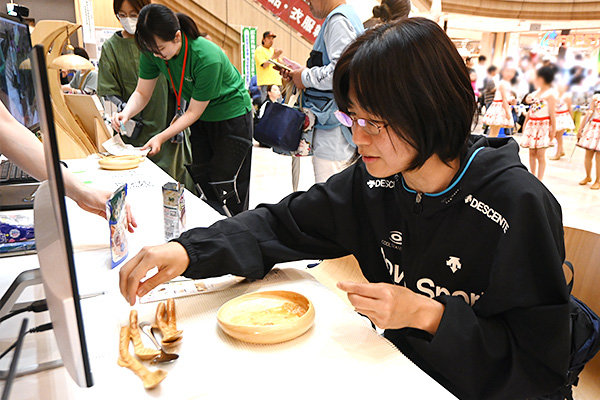 実際に食事もしてもらい「木の感触もよく、食事が楽しくなりそう」「親や自分の将来のためにも必要」などの感想をいただいた