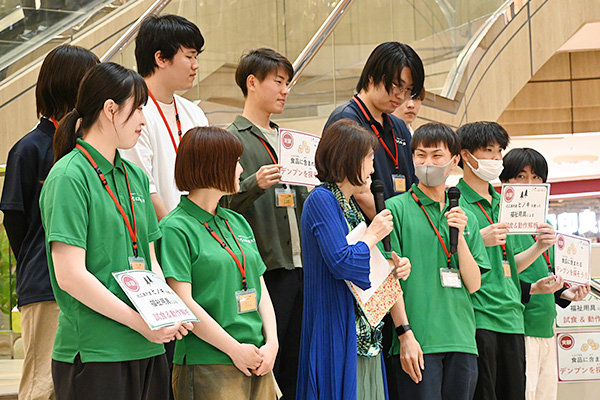 ステージにも登壇し、蒲生さん（香川県立観音寺第一高等学校出身／香川県）が代表してこれまでの取り組みを紹介