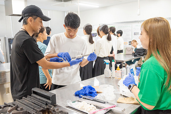 ちくわの粘り気が塩溶性タンパク質の働きであることを学びつつ、ちくわ作りに挑戦