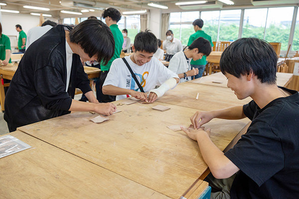 入学後は設計に加え、家具の製作も学ぶ建築デザイン学科では木工体験を実施