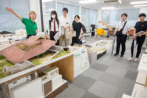 先輩たちが作った建築模型を見学