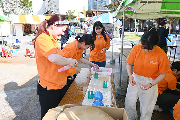 ヨーヨーの準備に手間取った昨年の経験を生かし、今年は14時から用意を始める女子学生たち