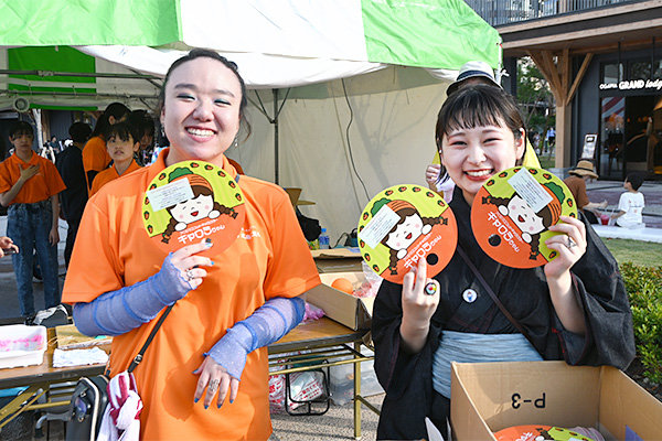 受付でうちわを配り来場者数を管理するJCD幹事団の林さん（広島なぎさ中学校・高等学校出身／広島県）と齋藤さん（山陽女学園高等部出身／広島県）