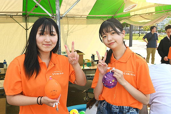 「おもしろそう」と参加を決めた1年次生の石原さん（兵庫県立龍野北高等学校出身／兵庫県）と中西さん（進徳女子高等学校出身／広島県）