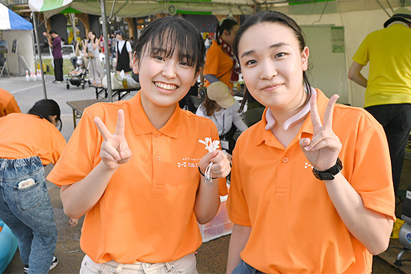 「ヨーヨーのゴム付けは失敗すると、水浸しになって大変です」と笑う渡邊さん（高松中央高等学校出身／香川県）と小林さん（高水高等学校出身／山口県）