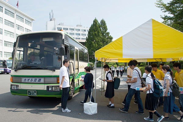 この日は来場者のため、循環バスが広いキャンパス内を走行。迷うことなく、見たいプログラムにたどり着けます。