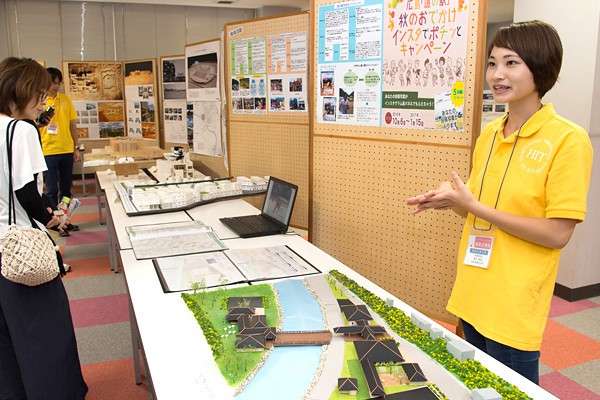 これは卒業生の卒業制作物。道の駅を橋でつなぎ、川の対岸にもスペースを設けた地域コミュニティとしても機能させる施設です。外観も温かみを与える作りになっています。