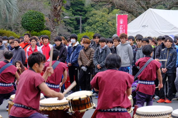 三宅駅伝大会では初の披露となる鼓遊会の演奏。そろいの衣装と勇ましい掛け声で盛り上げます