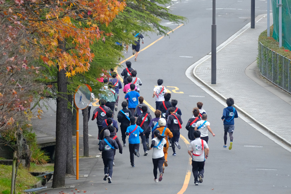 日頃練習を積んでいる、若いパワーあふれるランナーだけでなく、運動不足気味？の教職員ランナーの姿も