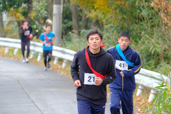 スタートからおよそ1.6kmで、区間の最高地点に到達。歯を食いしばって走るランナーたち