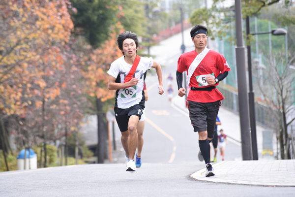 多くのランナーが苦しんだ、最後の上り坂。温存していた体力でラストスパートをかける者も