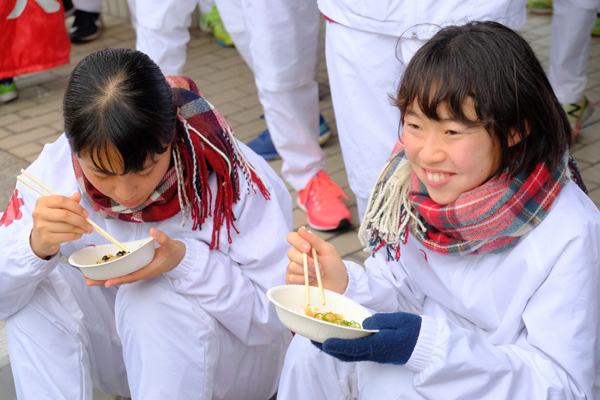 「サバの旨味が感じられておいしい」「ショウガが効いていて、体が温まる」と好評