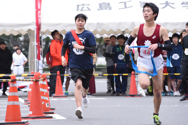 女性ランナーも奮闘。「初めての駅伝。長かったけど気持ち良かったです」と剣道部の藤井瑠海さん（建築デザイン学科1年、写真左）