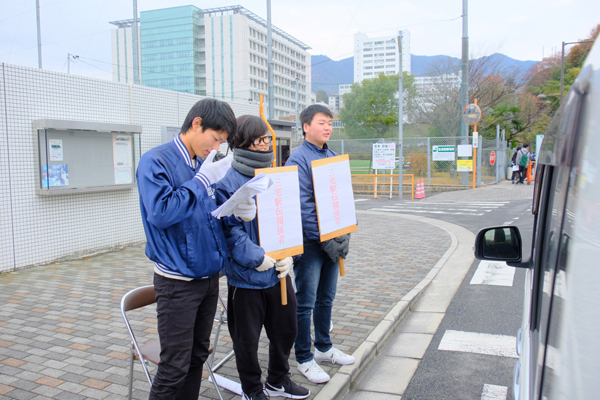 正門前の誘導スタッフは朝7時から駅伝終了まで、大会の安全運営をサポートしました