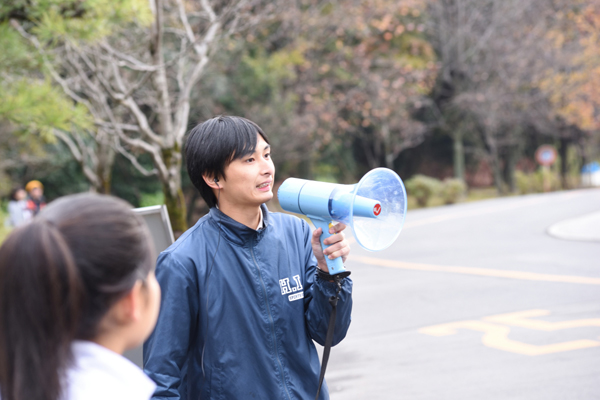 中継所にゼッケン番号を伝えるスタッフ。スムーズなタスキリレーの立役者です