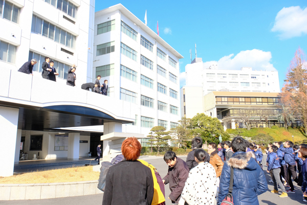 青空の下での餅まきに、参列者の気分は高揚