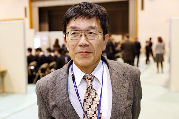 就職委員の小池先生。「企業の採用担当者が、わざわざ広島工業大学に出向いてくださる貴重な３日間です。学生には大学での学びや学生生活で得たことを、自分の言葉でアピールしてほしいと思います」