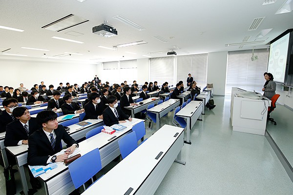 学科独自の業界研究会だからこそ、学科の学びに特化した話を聞くことができます。学生も、自分の将来をイメージしながら、真剣に話を聞いていました。