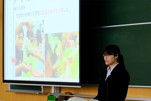 「新実験の"持てる水"は子どもたちに好評でした」と報告する中村日向子さん（地球環境学科2年）