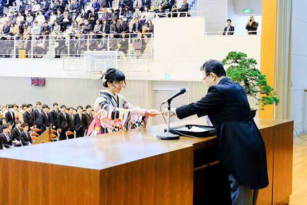 生命学部を代表して卒業証書・学位記を受け取る山本亜依さん（生体医工学科）