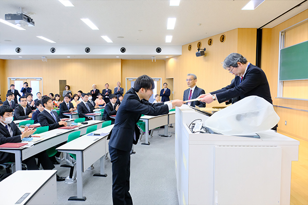 首藤主任教授から卒業証書・学位記を手交され、4年間の思い出が去来します