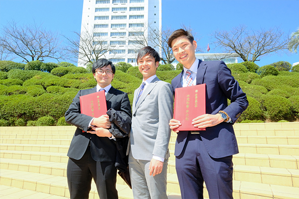 「工大祭実行委員会の委員長を務め、150名の組織を運営する難しさを学ぶと同時に、リーダーシップを培うことができました」と片山晴大さん（中央）