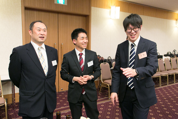 懇親会で情報交換に臨む山本さん（真ん中）と卒業生の河井さん（右）。就職活動のこと、現在の仕事のことなど、リラックスした雰囲気だからこそ聞ける本音の話を聞くことができました。