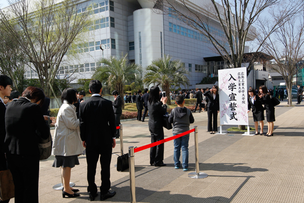 鶴記念体育館前に設置された撮影用ボードの前には、記念写真を撮影しようと、たくさんの方が集まりました。