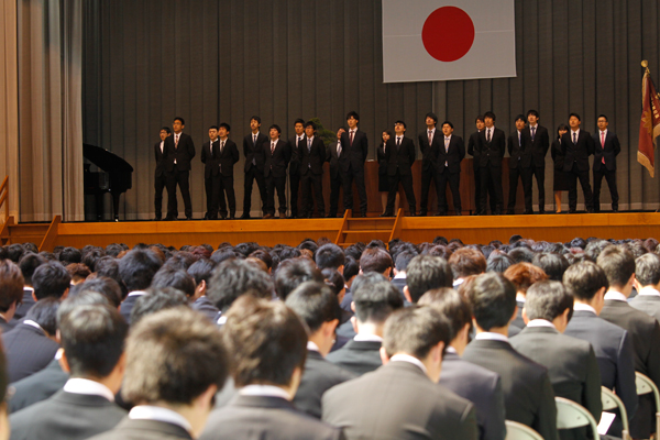 広島工業大学大学歌を力強く歌い上げたのは、学生自治会、文化局、工大祭実行委員会、体育会本部の先輩たちです。