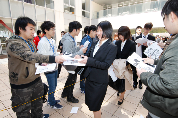 式典終了後に、40以上の部活動やサークルの歓迎を受ける新入生。学生生活で打ち込めるものが見つかることを願っています。