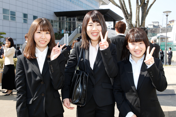 建築デザイン学科に入学した明神沙英さん（左）、山村茉奈さん（中）、高橋里奈さん（右）。「知識と技術を身に付け、将来は住宅の設計をしてみたいです。友人もたくさん作りたいです」（高橋さん）