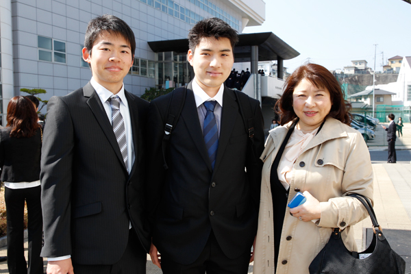 住吉陸さん（電気システム工学科 左）、荒崎雄吾さん（機械システム工学科 中）、荒崎さんのお母さま（右）。「卒業後も役立つ技術力を身に付けたいです」（荒崎さん）「後輩の見本となる人間になれるように頑張ります」（住吉さん）