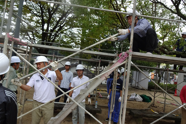 足場の組み立て、解体作業については卒業生に協力を仰ぎましたが、学生自身も足場の組み立て等を行うために必要な講習を受講し、作業にあたりました。