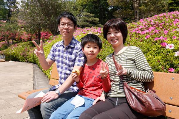 森さんご一家。お子さんがロボット操作に夢中になったそうです。「合格焼もおいしいです」