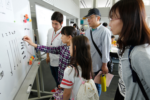 生体医工学科の学生と教員が、血圧や体脂肪などを測定し、健康チェックを行う「いきき長生き 健康測定」。今年から脳トレコーナーが登場し、大人も子どもも、難問に頭を悩ませていました。