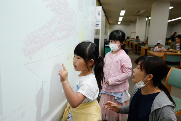 自由に落書きできる図書館の電子黒板は、特に女の子の人気を集めていました。ハートいっぱい、スターいっぱいの作品は、プリントアウトしてお持ち帰り。