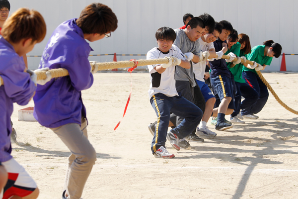 「綱引き」は8人対8人の真剣勝負。息を合わせて、足を踏ん張って、綱をグイグイ引けば、勝利が見えてきます。