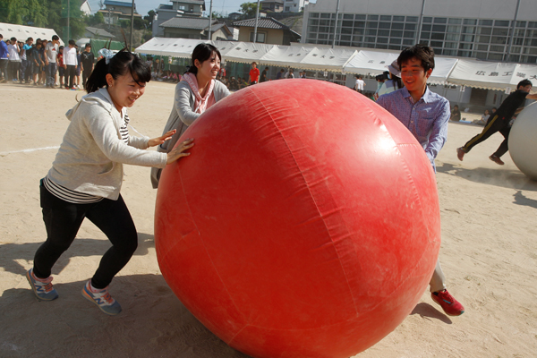 3人で息を合わせて大きなボールを転がす「大玉転がし」。ボールに転がされないように、お互いに声を掛け合って進むことがポイント。