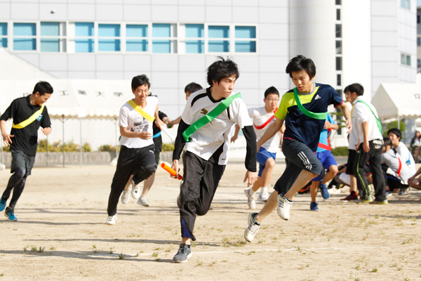 メインイベントは100名が4チームに分かれて競い合ったリレー。仲間の思いが詰まったタスキを胸に力走！