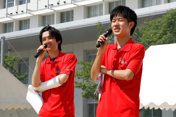 司会は杉田呼人さん（電気システム工学科 2年）と大髙宏真さん（知能機械工学科 4年）が担当。「大役を終えて、達成感いっぱいです」7時間にもおよぶ司会・進行、お疲れ様でした。