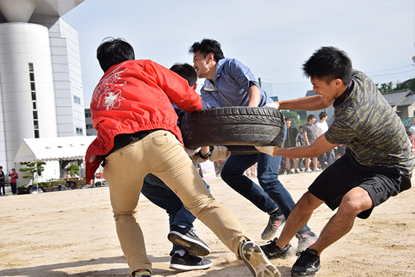 「タイヤ奪い」は力と力の勝負。同点再試合になるほどの接戦を繰り広げました。